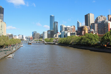 Fototapeta na wymiar skyline and yarra river in melbourne (australia)
