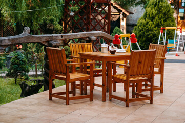 Fototapeta na wymiar table and chairs in a garden
