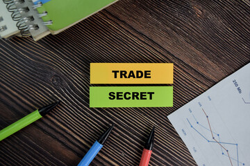 Trade Secret write on sticky notes isolated on Wooden Table. - obrazy, fototapety, plakaty