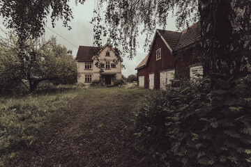 Fototapeta na wymiar Abandoned farm with a jugend house and a barn.