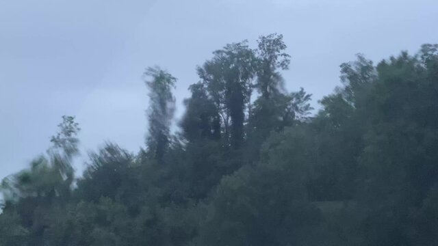 Regen prasselt abends an das Fenster. Abendhimmel und Landschaft verschmelzen ineinander.