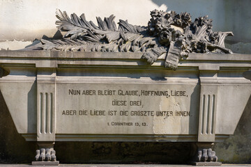ein Bibelspruch auf einem Grabstein in Form eines Sarges