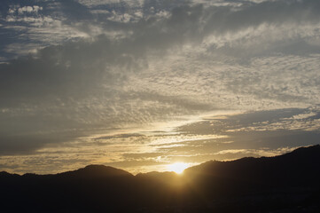 日の入り前の六甲山。西の空と雲がオレンジ色に染まるマジックアワー。１日の終わり。