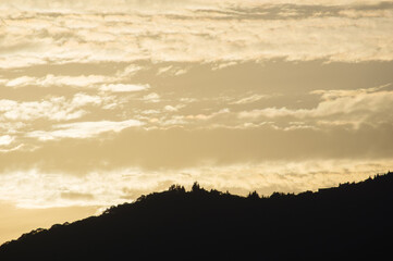 日の入り前の六甲山。西の空と雲がオレンジ色に染まるマジックアワー。１日の終わり。