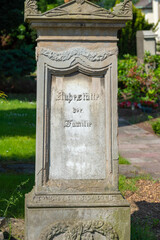 Fototapeta na wymiar schön verzierter Grabstein auf einem Friedhof in Wuppertal