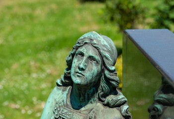 Den Blick zum Himmel auf einem Wuppertaler Friedhof