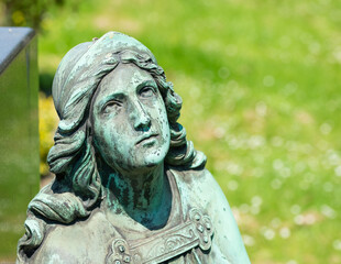 Den Blick zum Himmel auf einem Wuppertaler Friedhof
