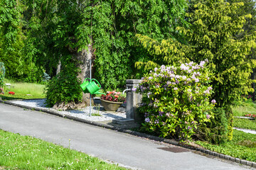 schöne Wasserstelle mit Gießkannen auf einem Wuppertaler Friedhof
