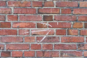 Obraz premium rote Backsteinwand mit Kreidepfeil