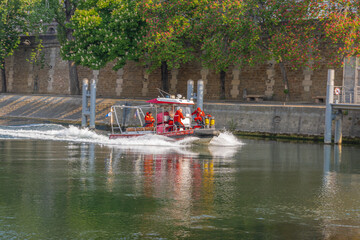 Fototapeta premium Paris, France - 05 02 2021: Paris firefighters carrying out a training outing near Le pont Neuf and Ile de la Cité in quai de Seine