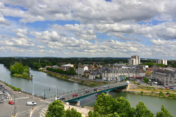 Fototapeta na wymiar Vue sur le Pont-de-l'Oise et Saint-Ouen-l'Aumône (95310) depuis les hauteurs de Pontoise (95300), département du Val-d'Oise en région Île-de-France, France