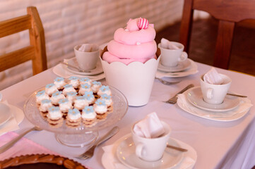 Bizcochos y postre con merengue en mesa de té