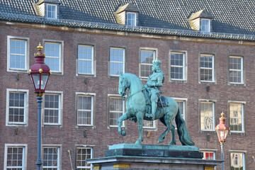 Naklejka premium Monument rider on a horse on the background of the building