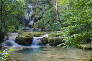 cascade des tufs dans le Jura en été en France