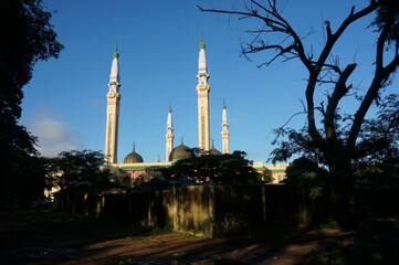 Conakry Grand Mosque, view from Botanical Garden. (Grande mosquée de Conakry.) One of the largest mosques in Africa was built on a donation primarily by Saudi Arabia. Conakry, Guinea. - obrazy, fototapety, plakaty
