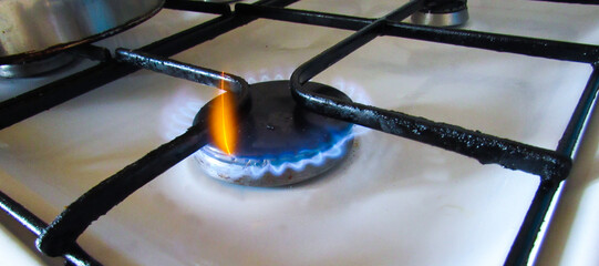 Burning blue flame gas burner