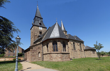 Fototapeta na wymiar katholische Pfarrkirche St. Gereon in Dürscheven