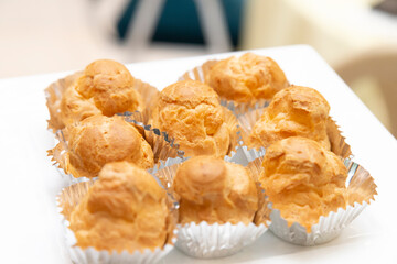 There is only one mustard in the nine cream puffs