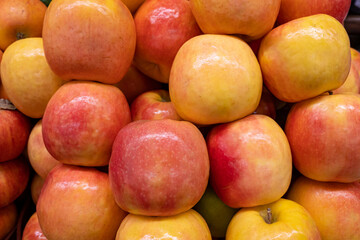 Fototapeta na wymiar Fresh ripe apples on the counter of a farm shop