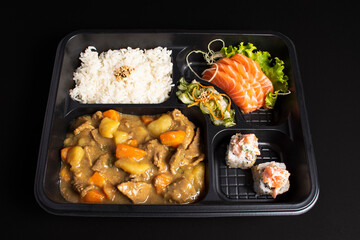 meat with sauce and vegetables and varieties in packaging for Japanese food delivery in Brazil