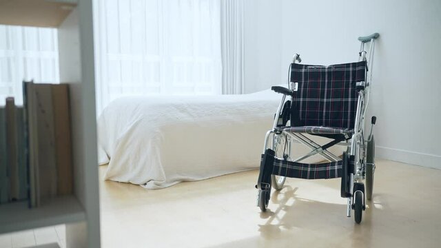 ベッドと車椅子　介護イメージ　スローモーション