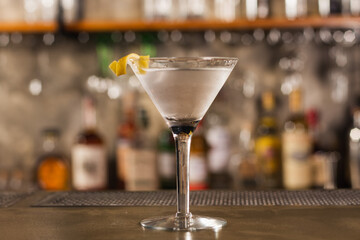 Vésper Martini drink in a bar environment