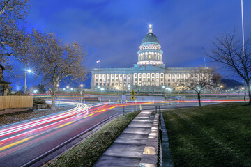 Long exposure of a street with the Utah State Capitol Building on the background © Jason Finn/Wirestock