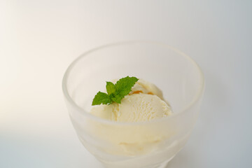 ミントの葉が乗ったバニラアイスクリーム　白バック