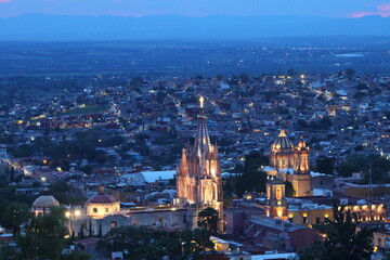Naklejka premium san miguel allende, Guanajuato, México, parroquia en atardecer