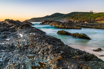 Obraz premium Sunrise seascape and a rocky beach