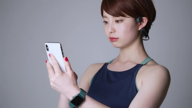 スマホで音楽を聴く女性