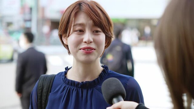 街頭インタビューを受ける女性