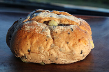 ゴツゴツした丸い形のパン