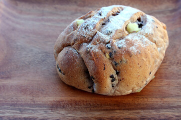 丸い形のさつまいも入りパン