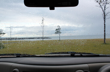 雨の日の車のフロントガラス