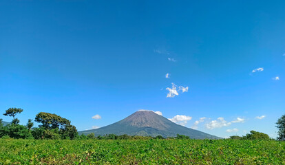 Vista del Volcan Chaparrastique, San Miguel, El Salvador. - obrazy, fototapety, plakaty