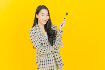 Portrait beautiful young asian woman with make up brush cosmetic