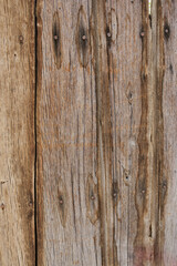 Textura de madera vieja de ventanas y puertas desgastadas por el tiempo con grietas y clavos oxidados