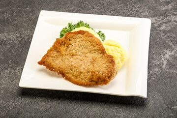 Crispy chicken schnitzel with mashed potato