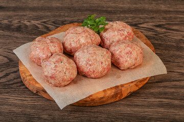 Raw turkey meatball for cooking