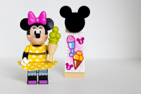 Lippstadt - Deutschland 22. Juni 2021 Lego Minnie Mouse Mit Eiscreme