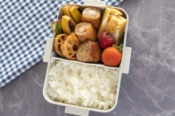 野菜の肉巻き弁当（タケノコメンマ、レンコンエスニック風、玉子焼き、ミニトマト、サクランボ）（四角、黒背景）