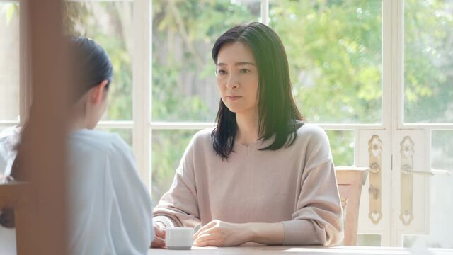 会話する女性　親子　相談