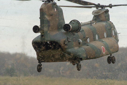 陸上自衛隊CH-47ヘリコプター（チヌーク）着陸