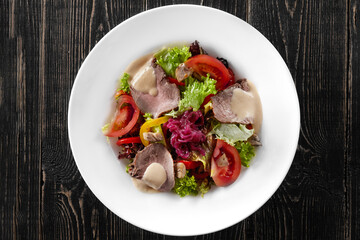 Roast beef salad with lettuce, bell peppers, onions, tomatoes, mushrooms