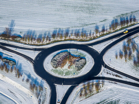 vue a&eacute;rienne d'un rond-point sous la neige &agrave; Ormoy en Eure-et-Loir en France