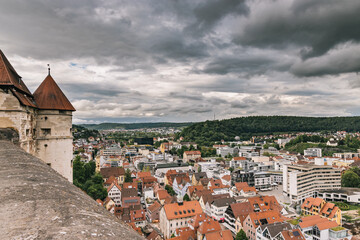 Obraz premium Dunkle, graue Wolken sind über der Stadt Heidenheim, Baden-Württemberg, Deutschland