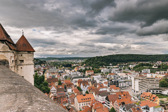 Dunkle, graue Wolken sind &uuml;ber der Stadt Heidenheim, Baden-W&uuml;rttemberg, Deutschland