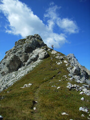 Bergsteiger am Abstieg in den Bergen