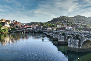 Fototapeta na wymiar Puente medieval de Ponte Sampaio sobre el río Verdugo, provincia de Pontevedra, España